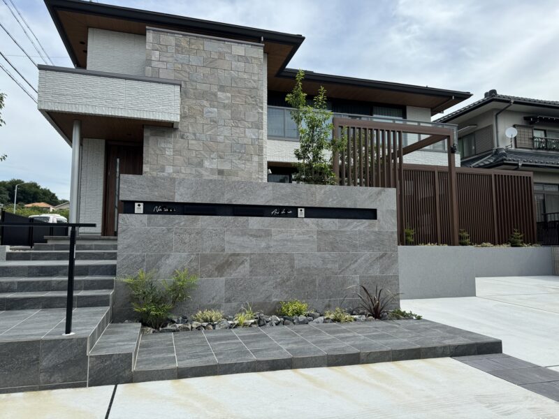 ◇　重厚感のある石張り門柱　◇